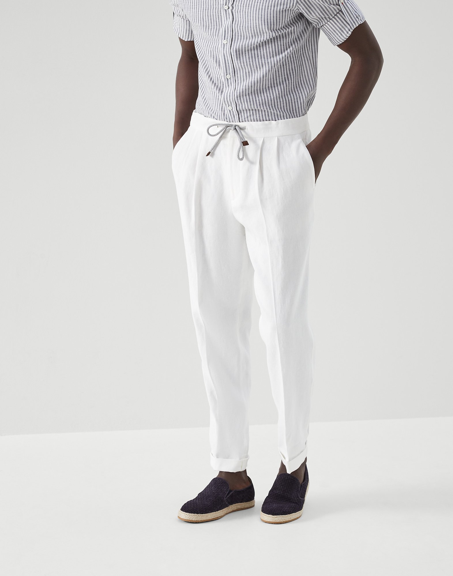 Trousers with double pleats and drawstring