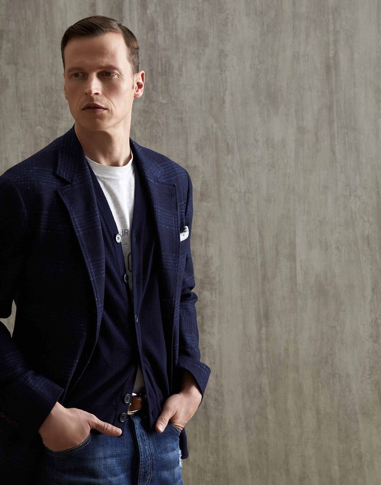 V-neck - Editorial view