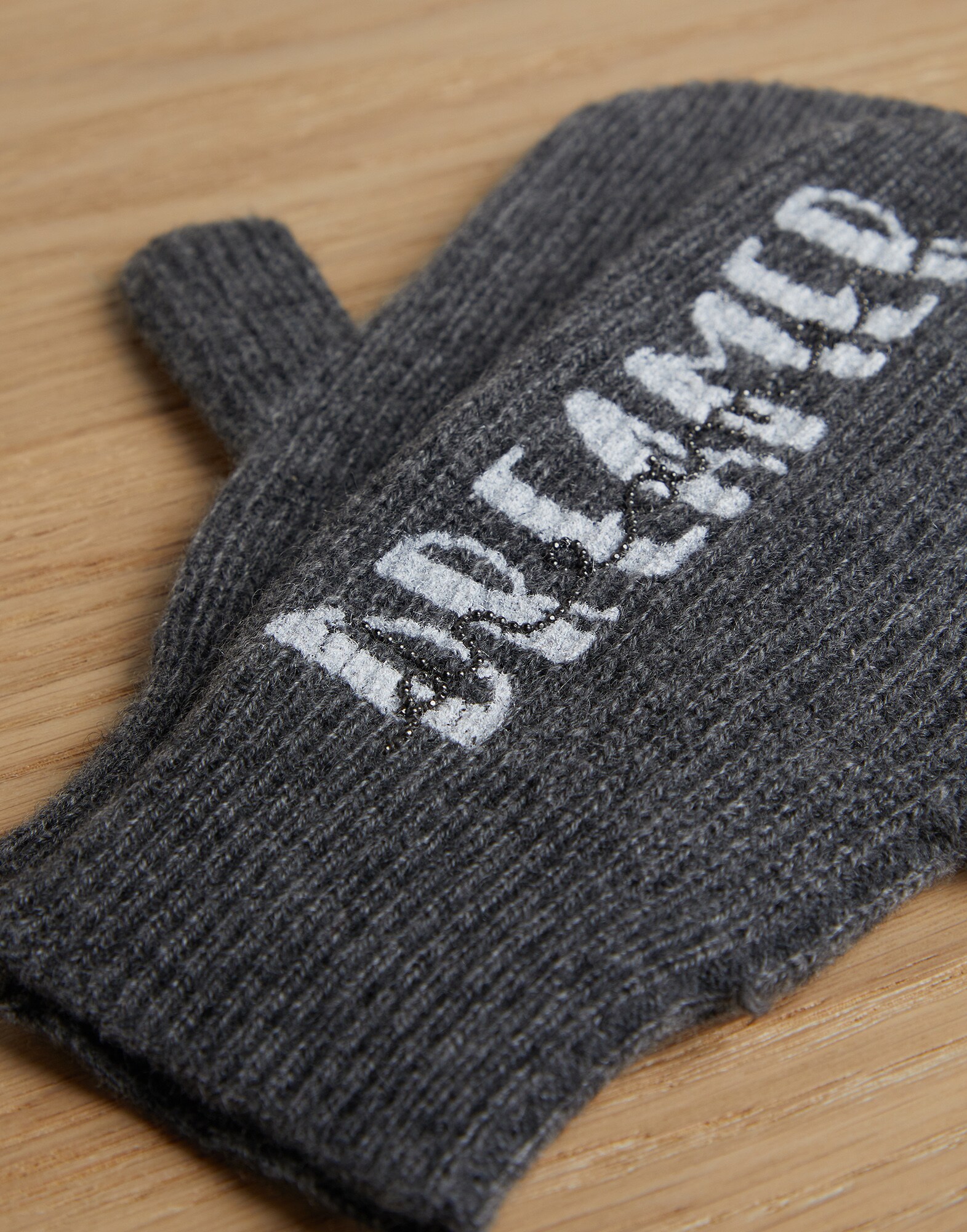 Hats & Gloves - Detail view