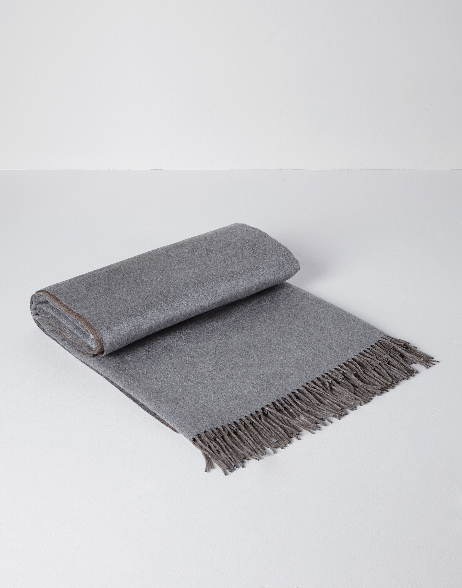 Throws Grey Lifestyle 1 - Brunello Cucinelli