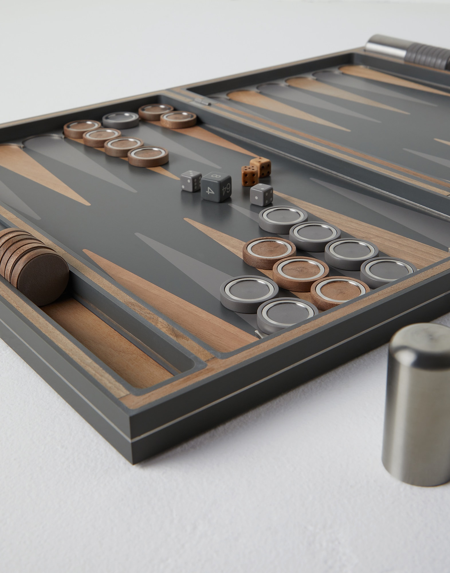 Backgammon-Set Dunkelgrau Lifestyle - Brunello Cucinelli