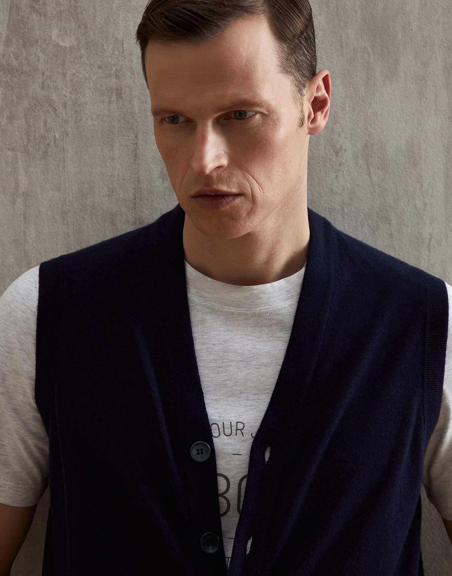 V-neck - Detail view