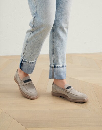 Mules - Editorial view