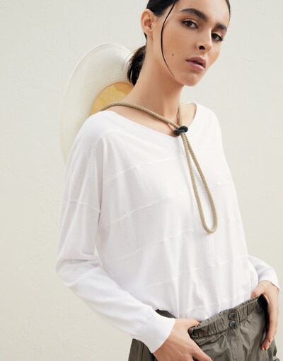 V-neck - Editorial view
