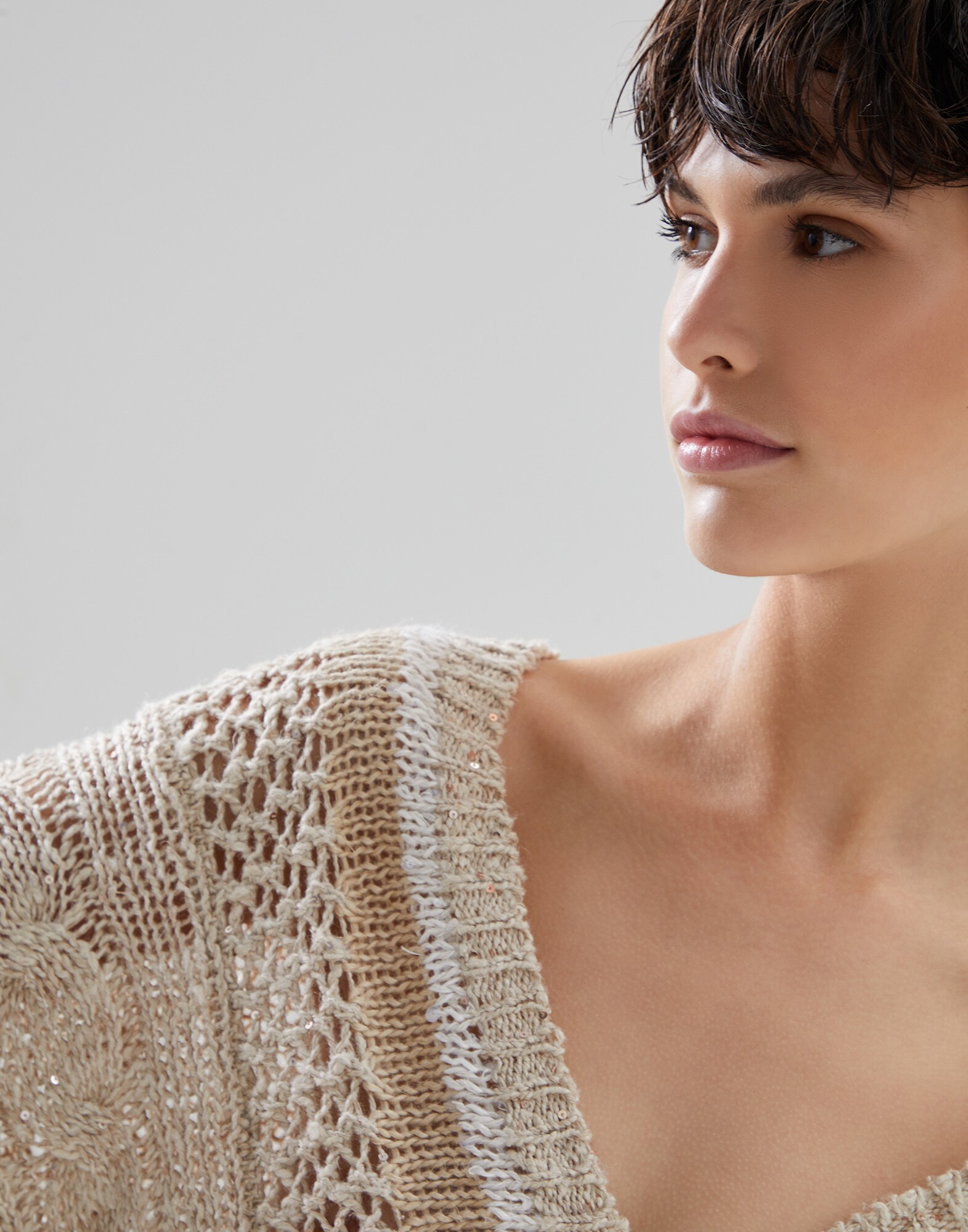 V-neck - Detail view