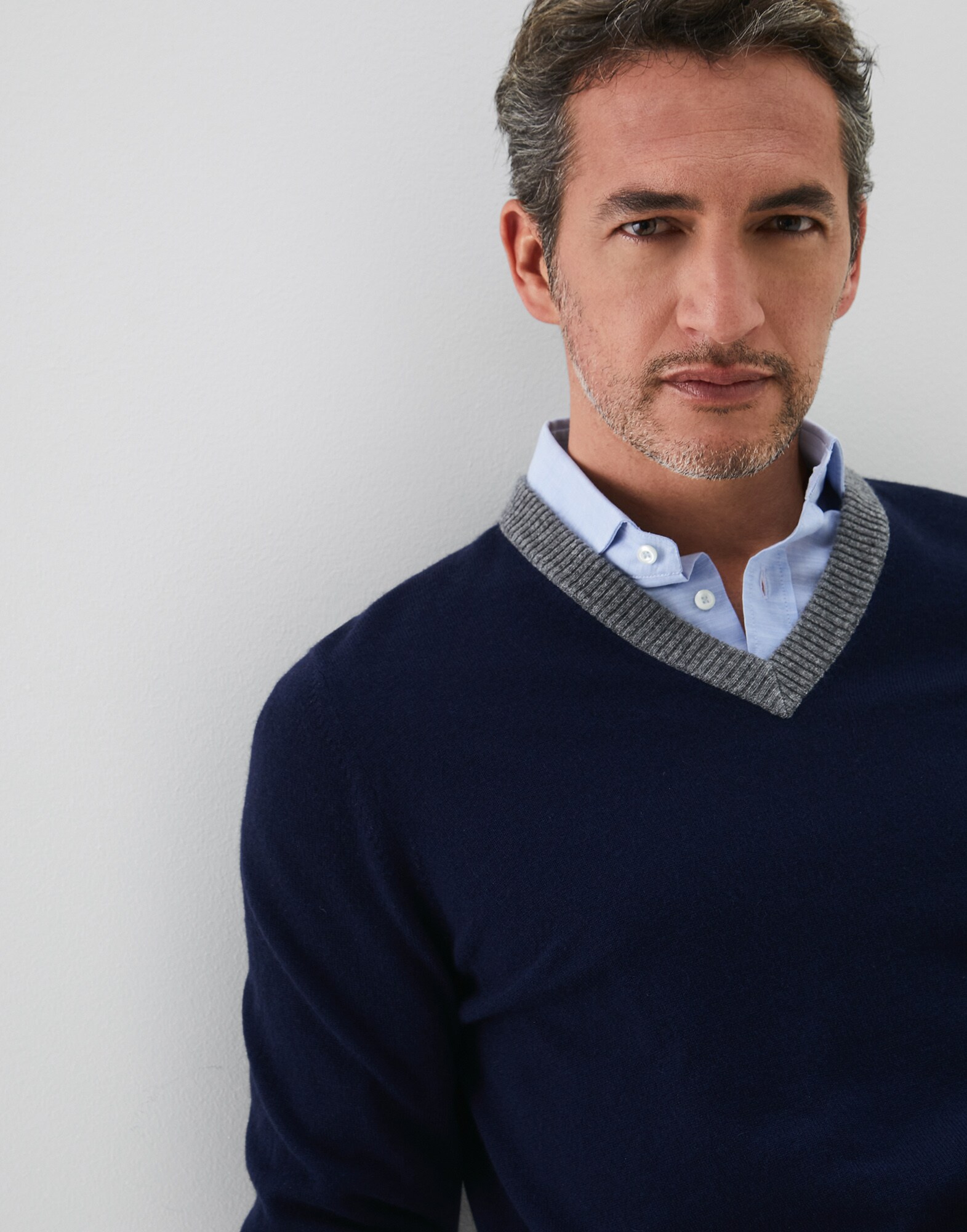 V-neck Sweater - Detail