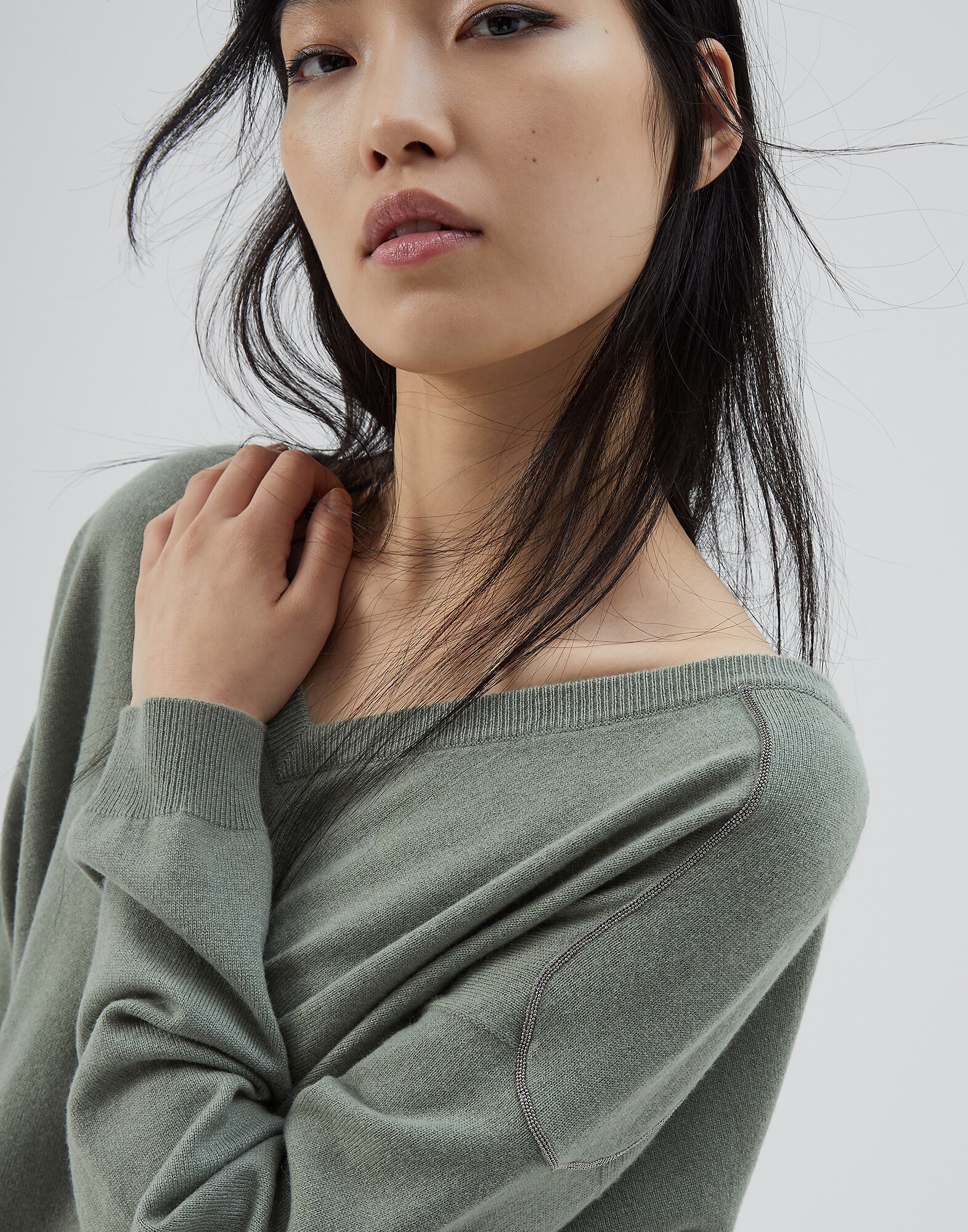 V-neck Sweater - Detail