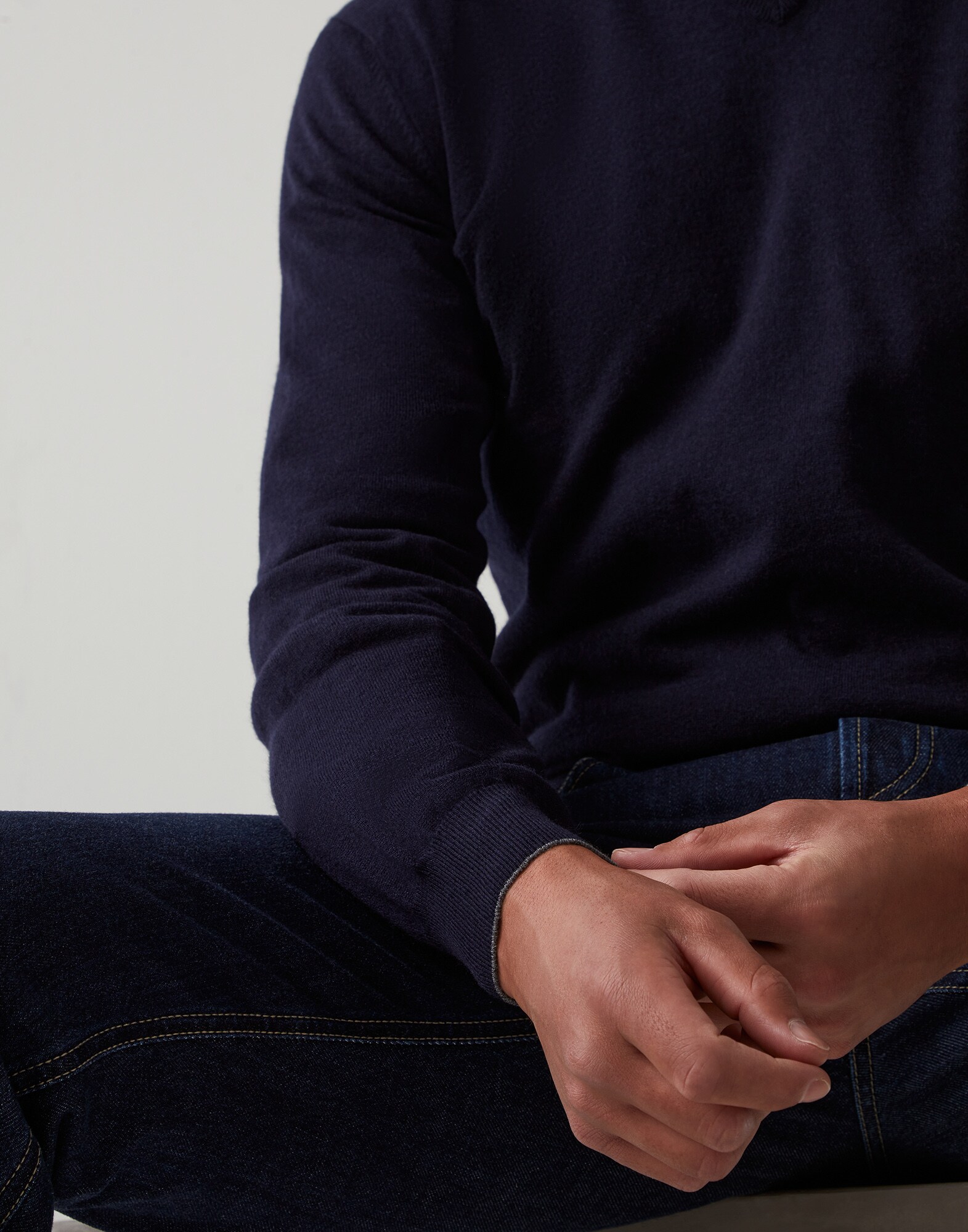 V-neck - Detail view