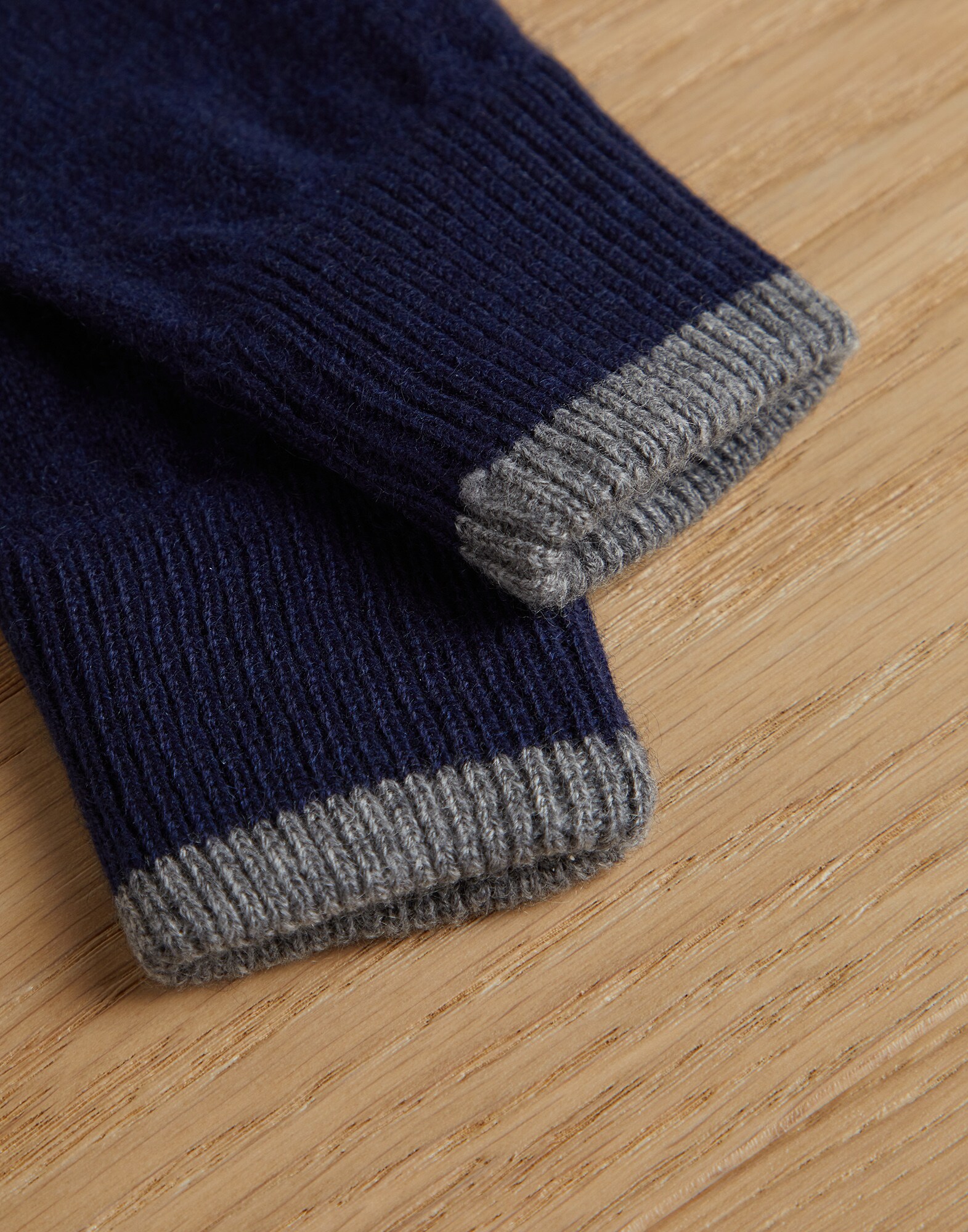 Gloves & Scarves - Detail view