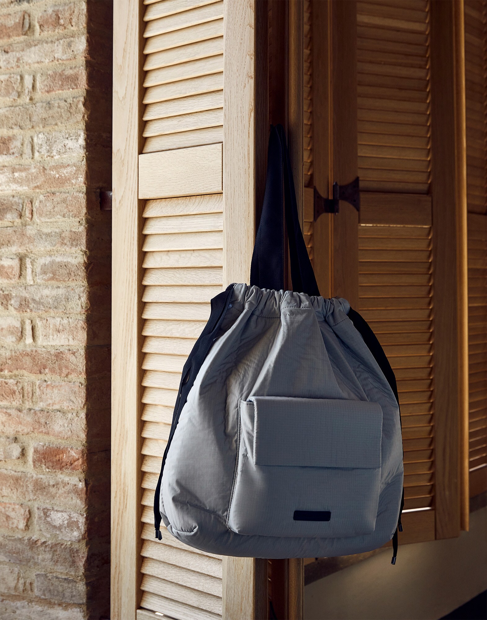 Bolsos Shopping Gris Lifestyle 3 - Brunello Cucinelli