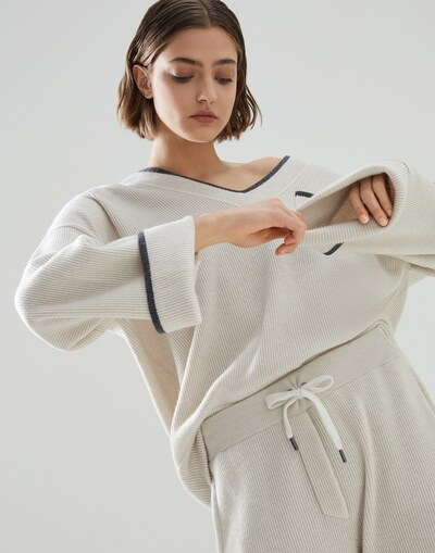 V-neck - Editorial view