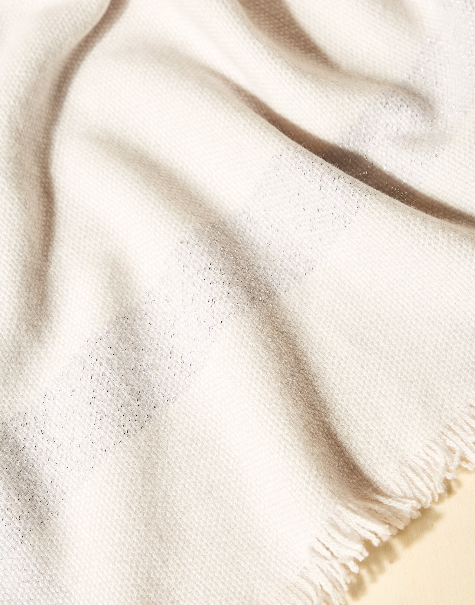 Blankets & Cushions - Detail view