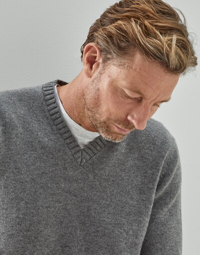 V-neck - Detail view