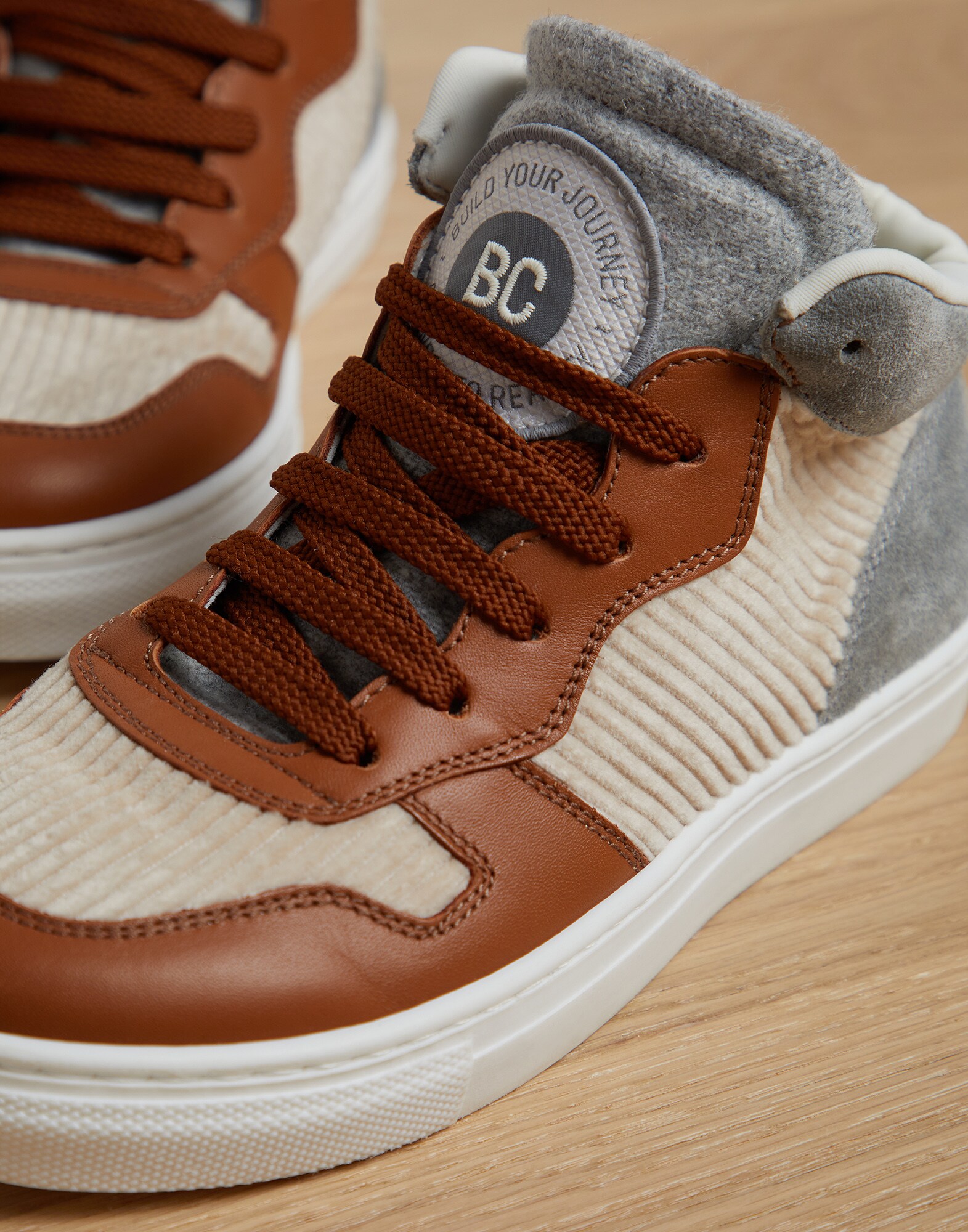 Sneakers - Detail view
