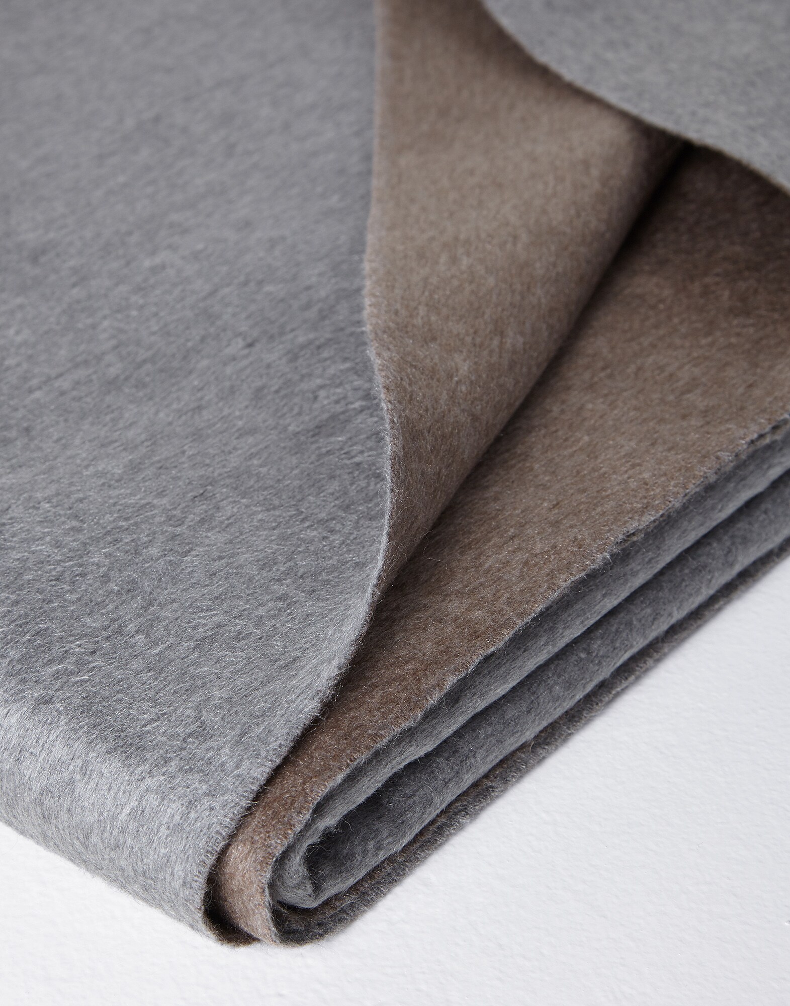 Throws Grey Lifestyle 3 - Brunello Cucinelli