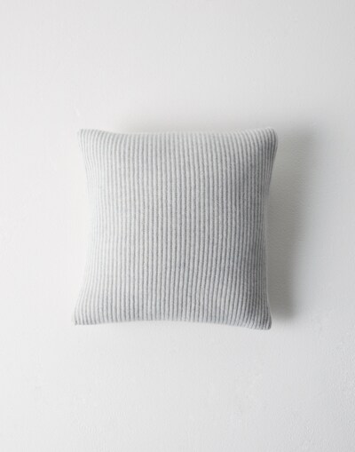Blankets & Cushions - Front view