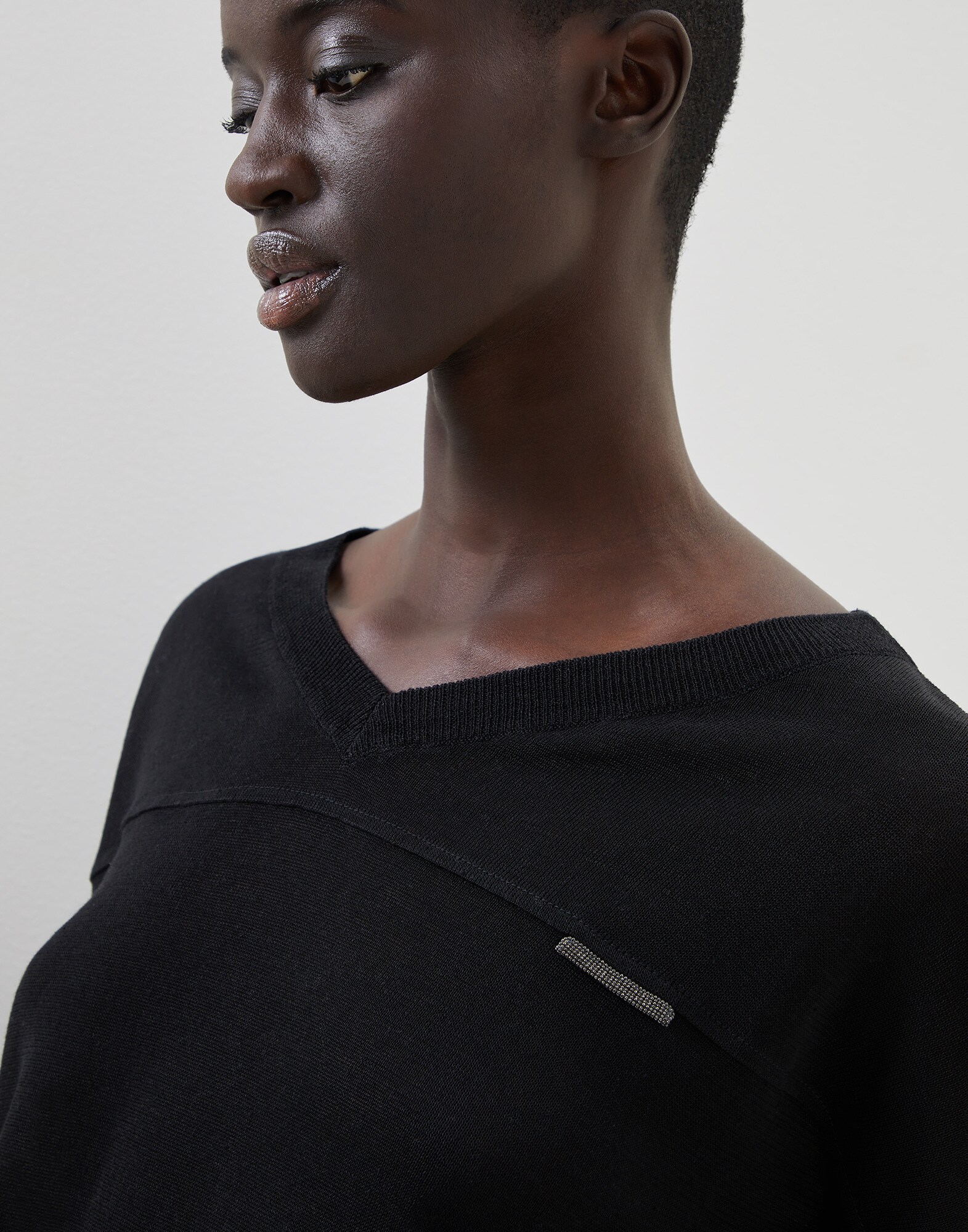 V-neck - Detail view