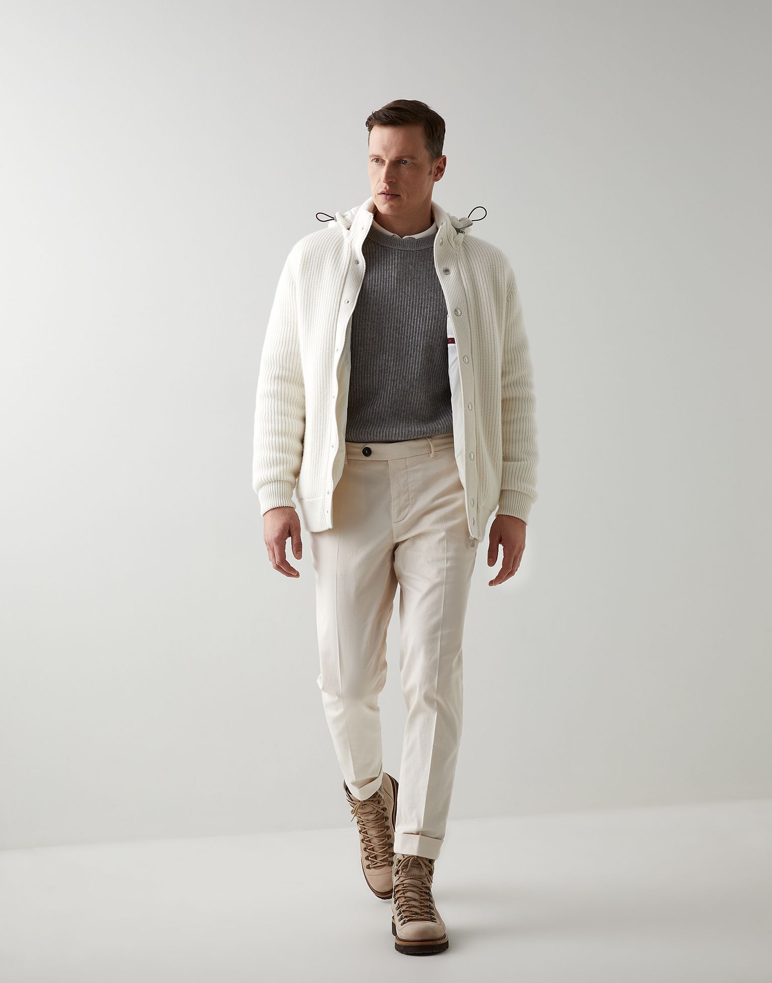 212MOUTFIT12 image number 0