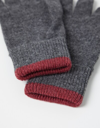 Gloves & Scarves - Detail view