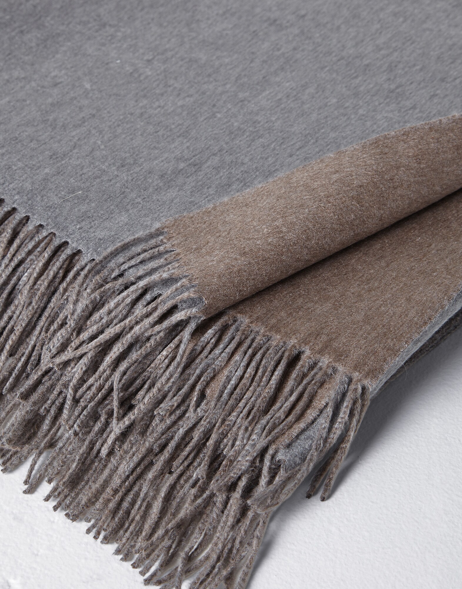 Throws Grey Lifestyle 2 - Brunello Cucinelli