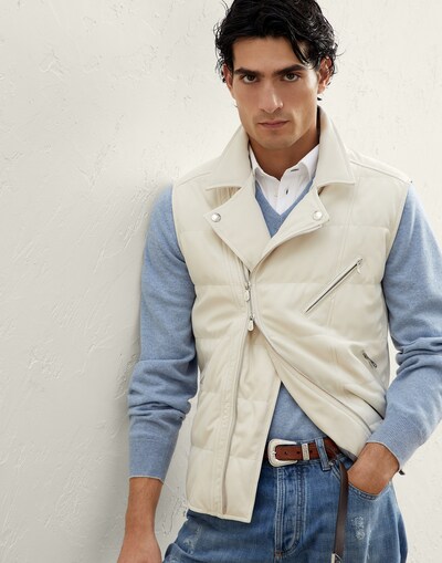 V-neck - Editorial view