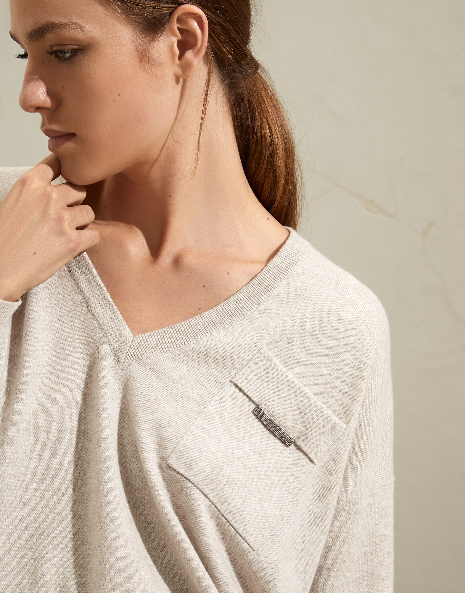V-neck - Detail view