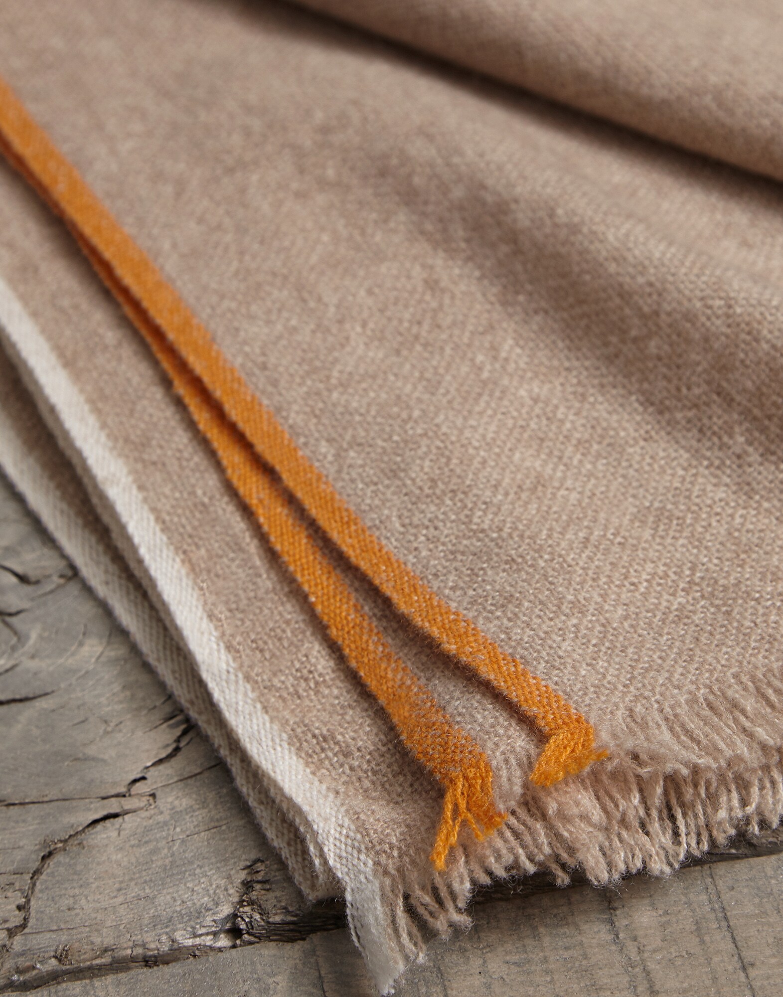 Einfarbiger Schal Hellbraun Herren 2 - Brunello Cucinelli