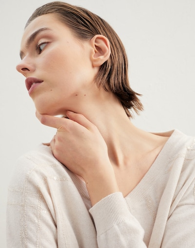 V-neck - Detail view