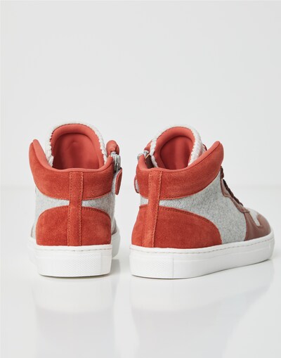 Sneakers - Back view