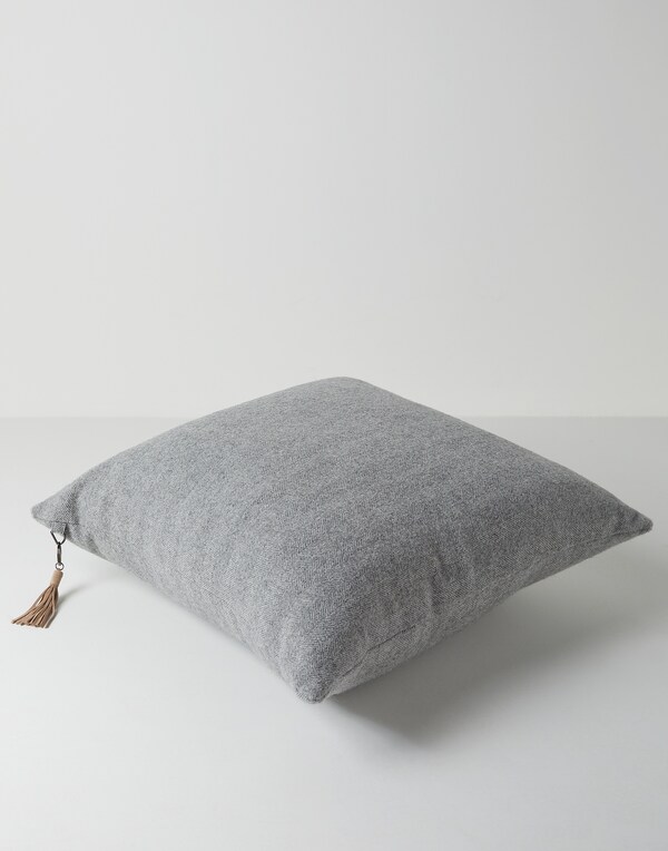 Large cushion Light Grey Lifestyle - Brunello Cucinelli 