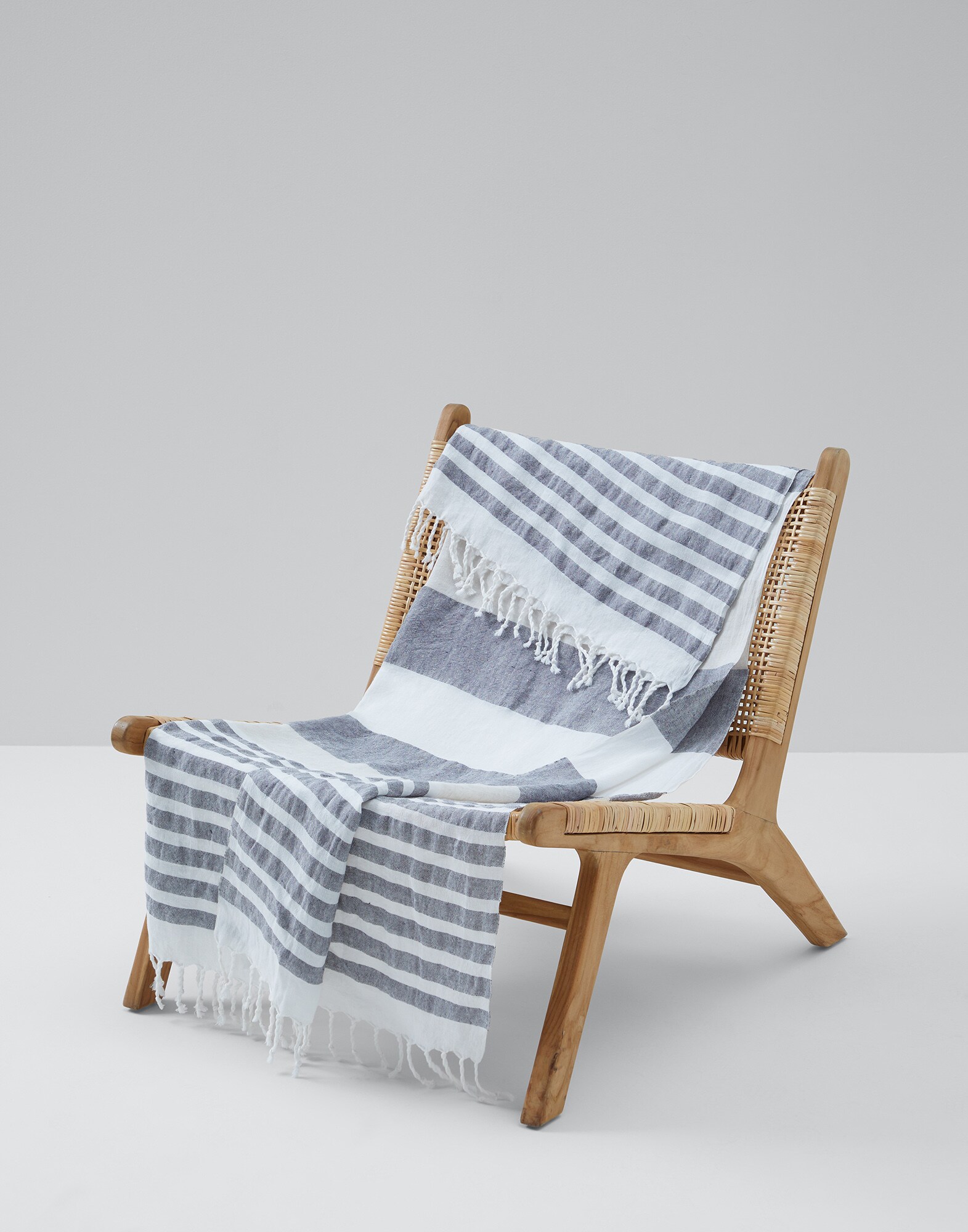 Linen towel with stripes