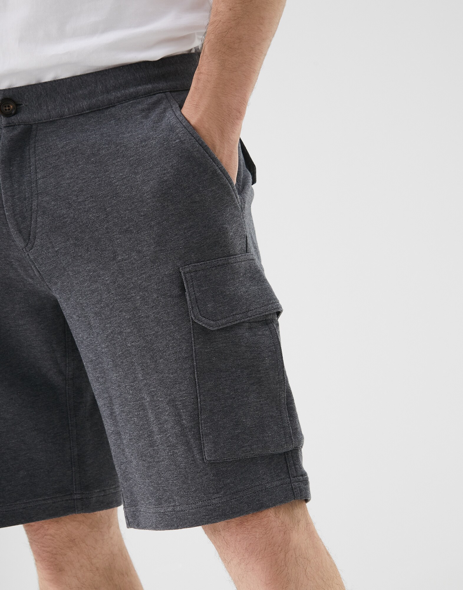 Bermuda shorts with cargo pockets