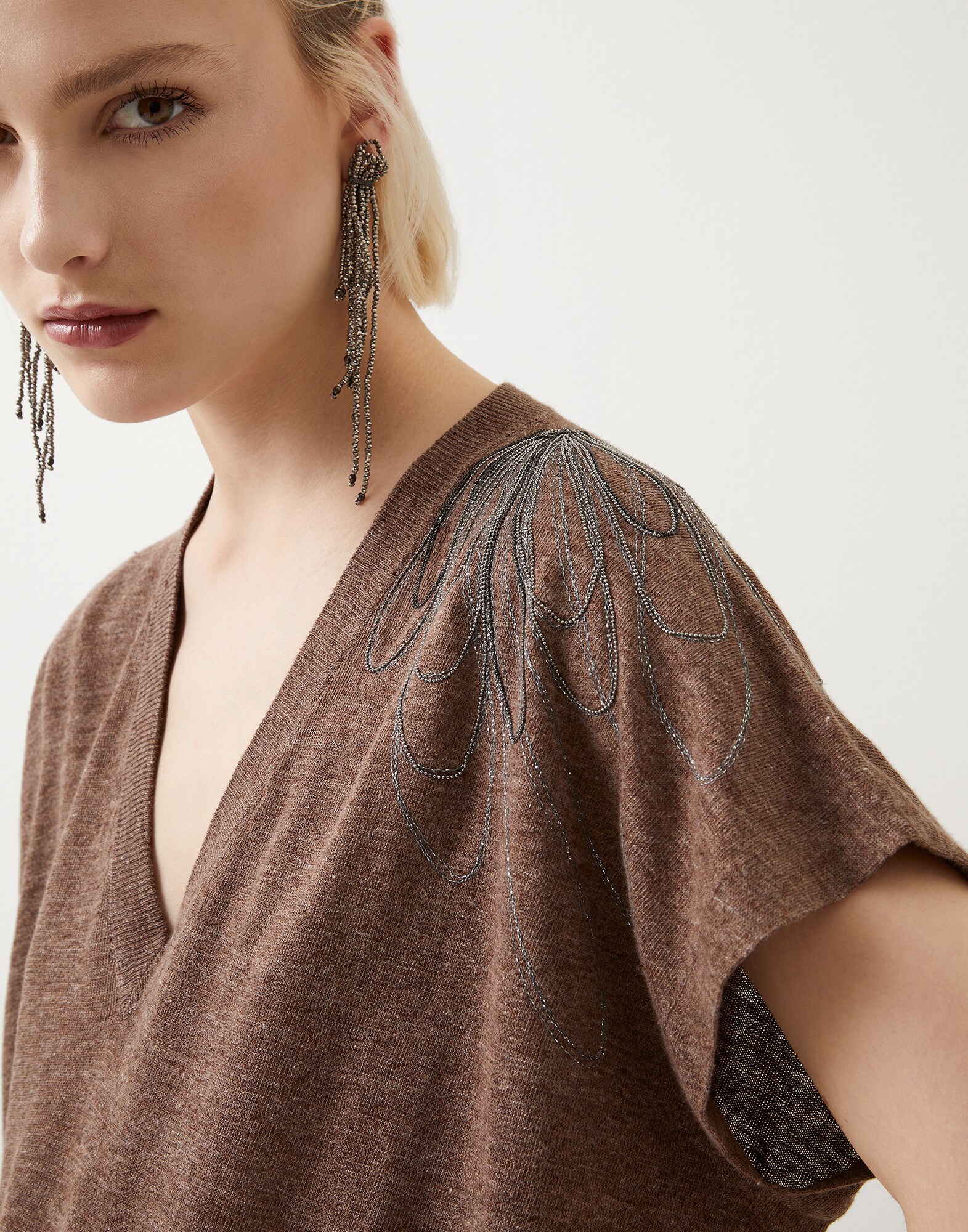 V-neck - Detail view
