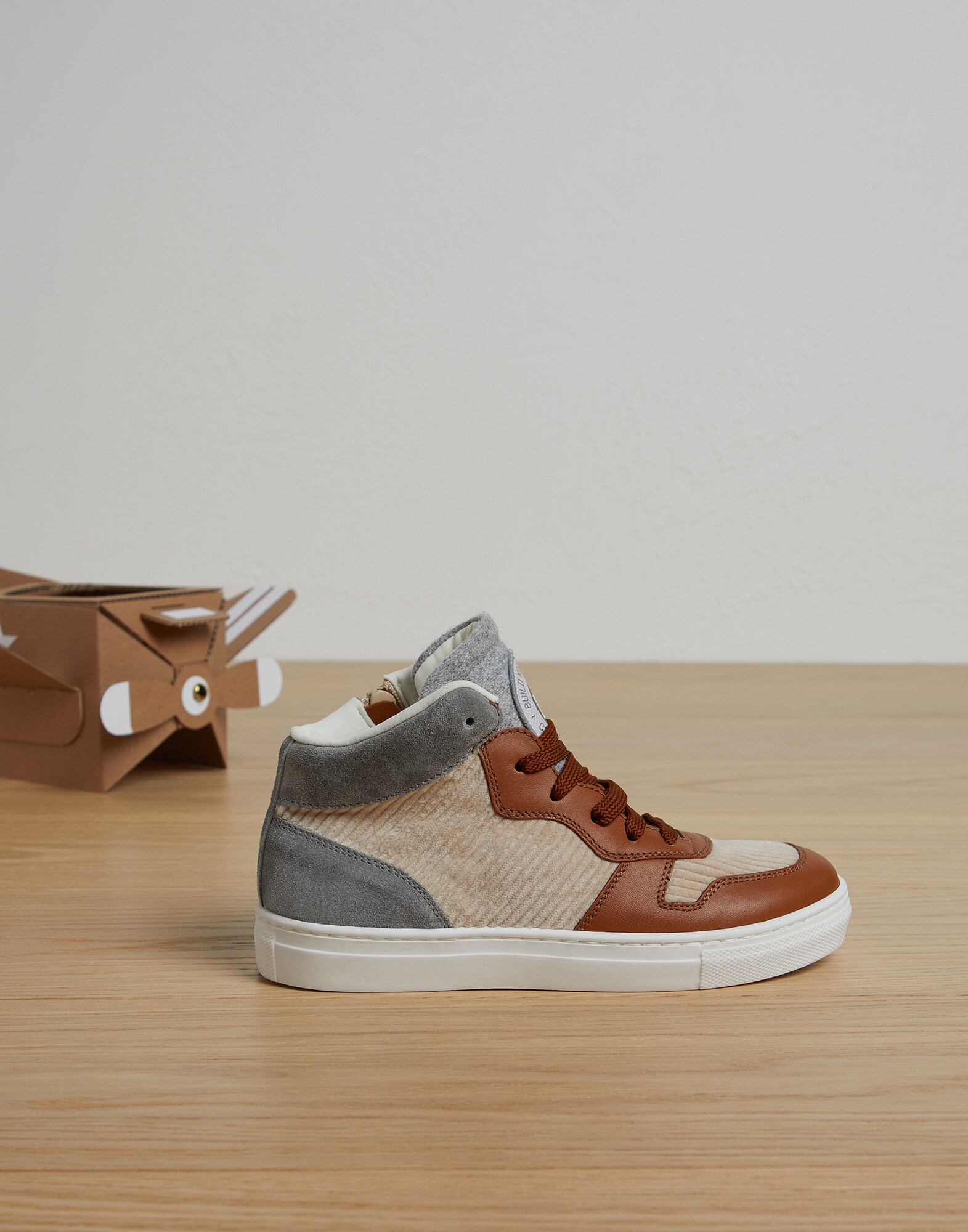 Sneakers - Editorial view