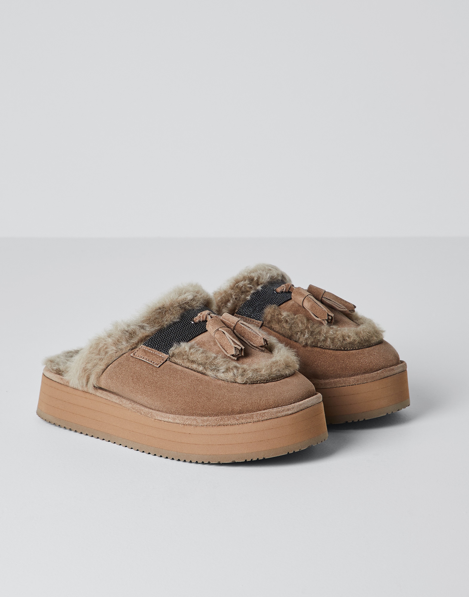 Damen Schuhe Flache Schuhe Mokassins und Slipper Brunello Cucinelli Wildleder Verzierte Loafers aus Veloursleder in Grau 