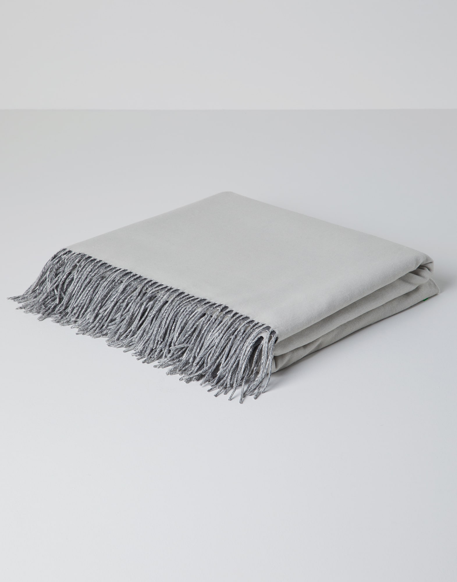 Silk blanket
                            Light Grey Lifestyle - Brunello Cucinelli
                        