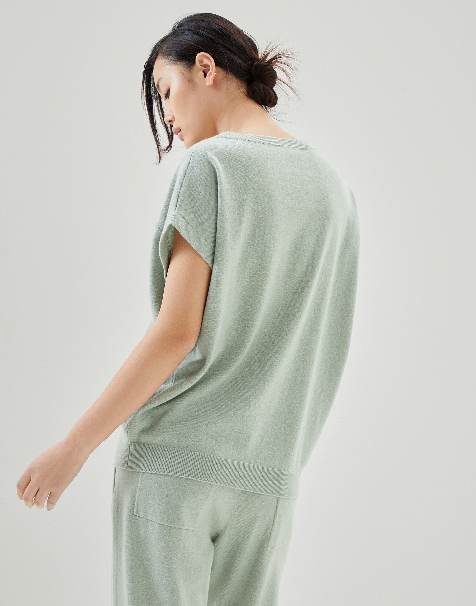 V-neck - Back view