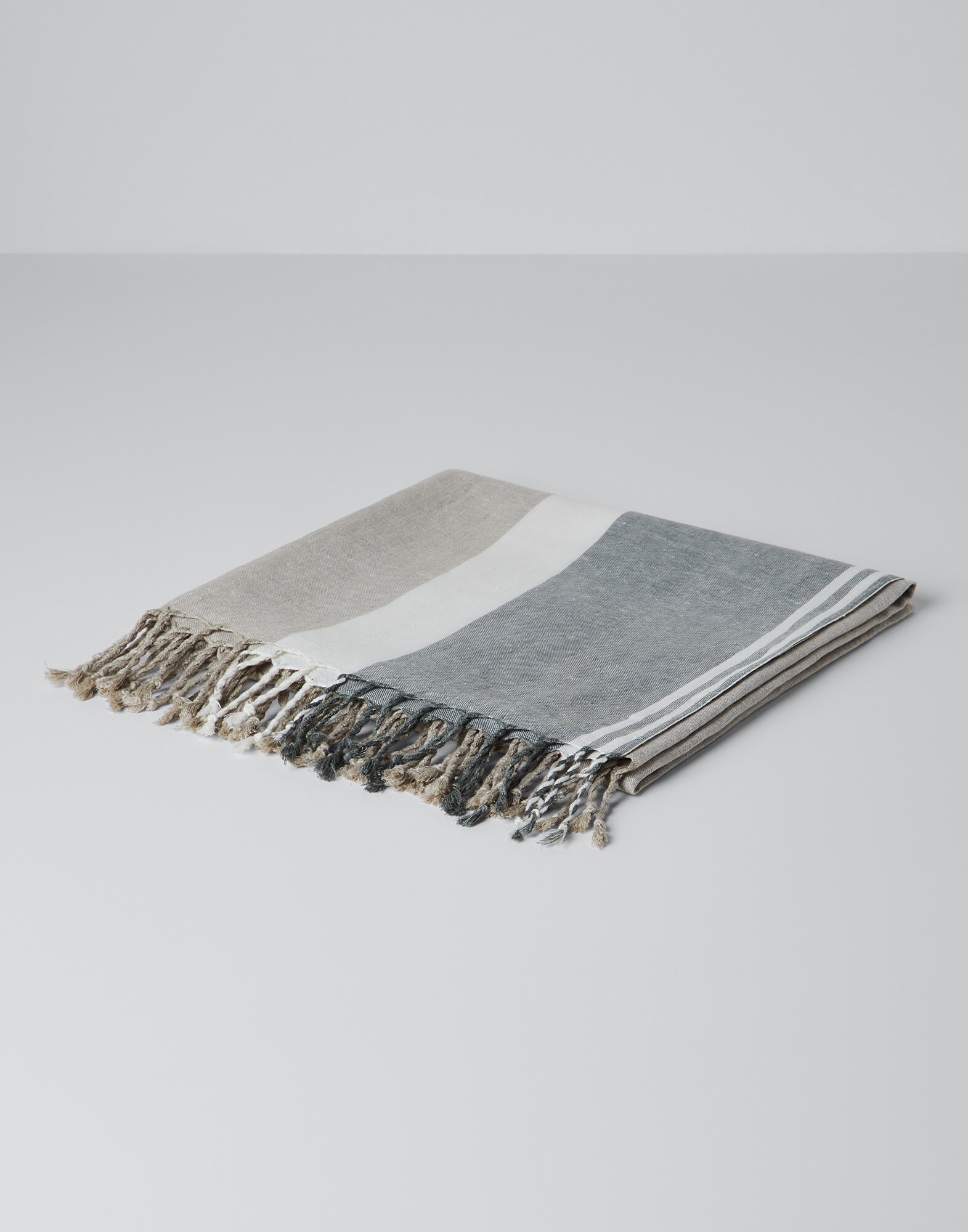 Linen towel with stripes Grey Lifestyle - Brunello Cucinelli