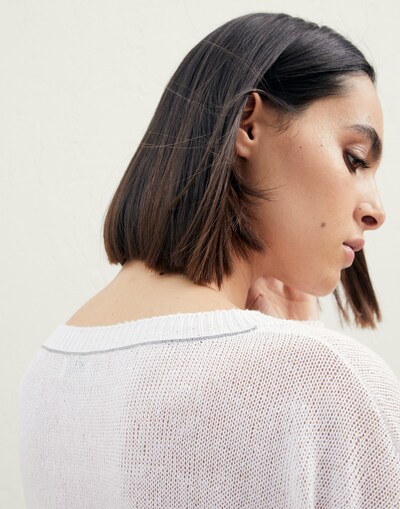 V-neck - Detail view
