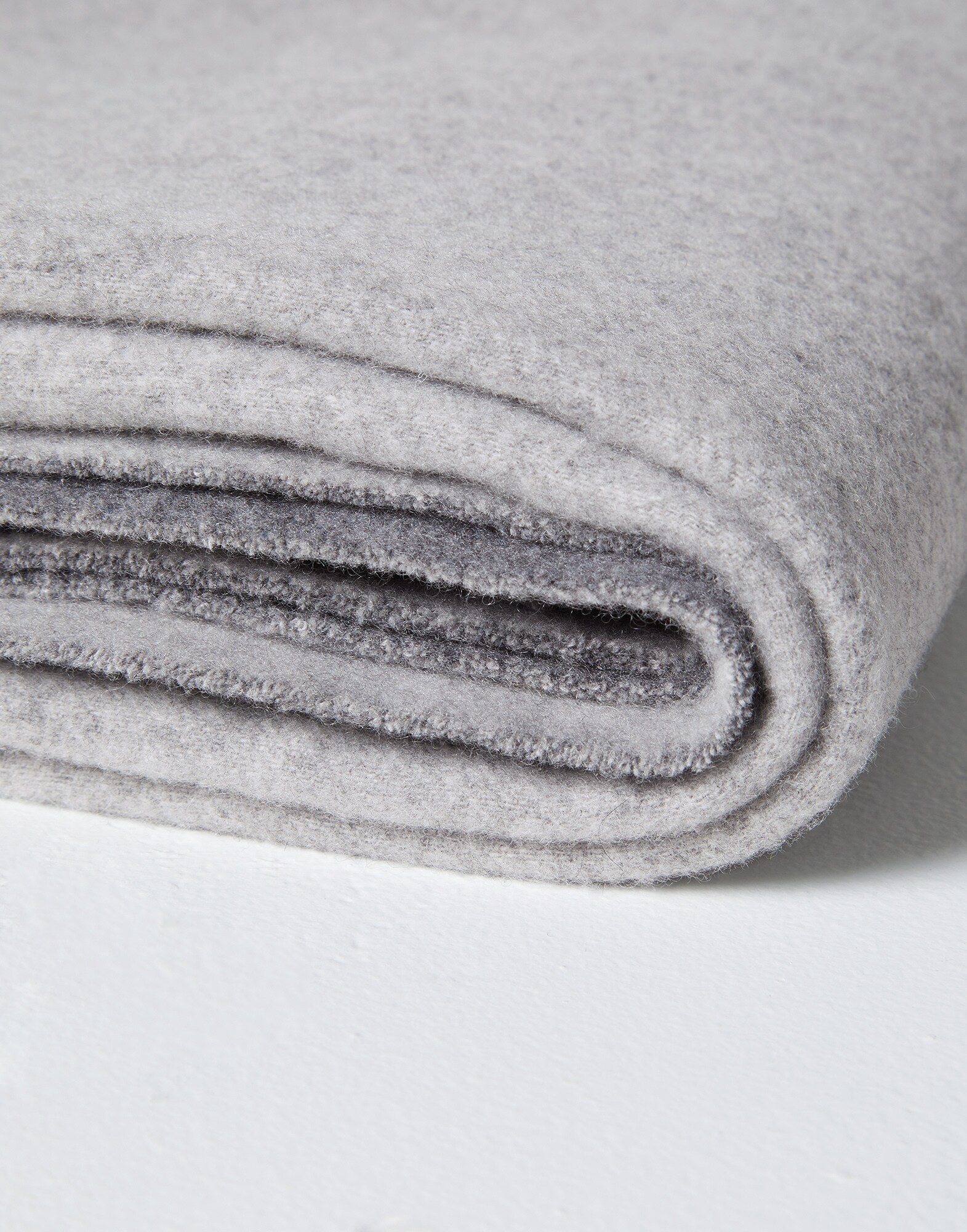 Throws Medium Grey Lifestyle 2 - Brunello Cucinelli