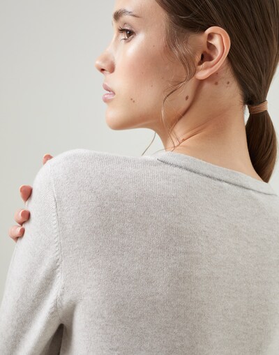 V-neck - Detail view