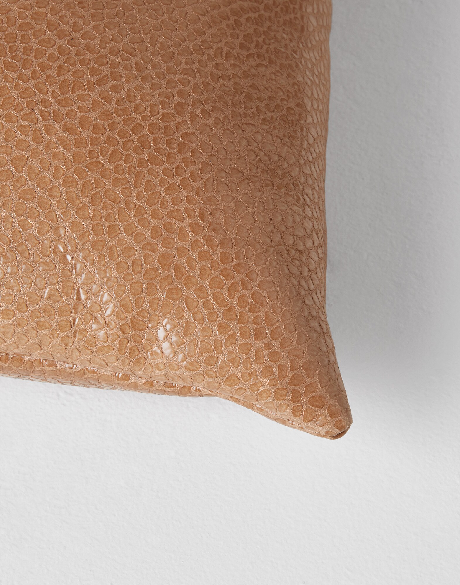 Kissen aus Leder Hellbraun Lifestyle 1 - Brunello Cucinelli