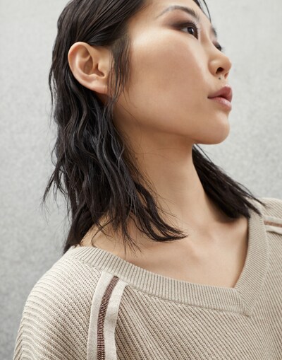 V-neck - Detail view