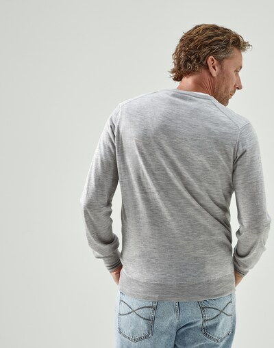 V-neck - Back view