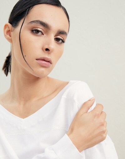 V-neck - Detail view