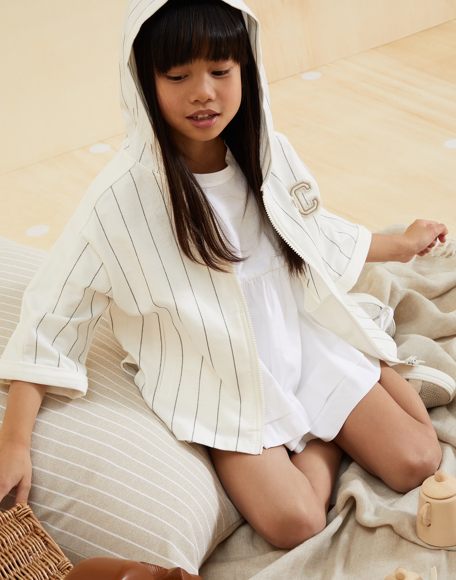 211FOUTFIT22 image number 0