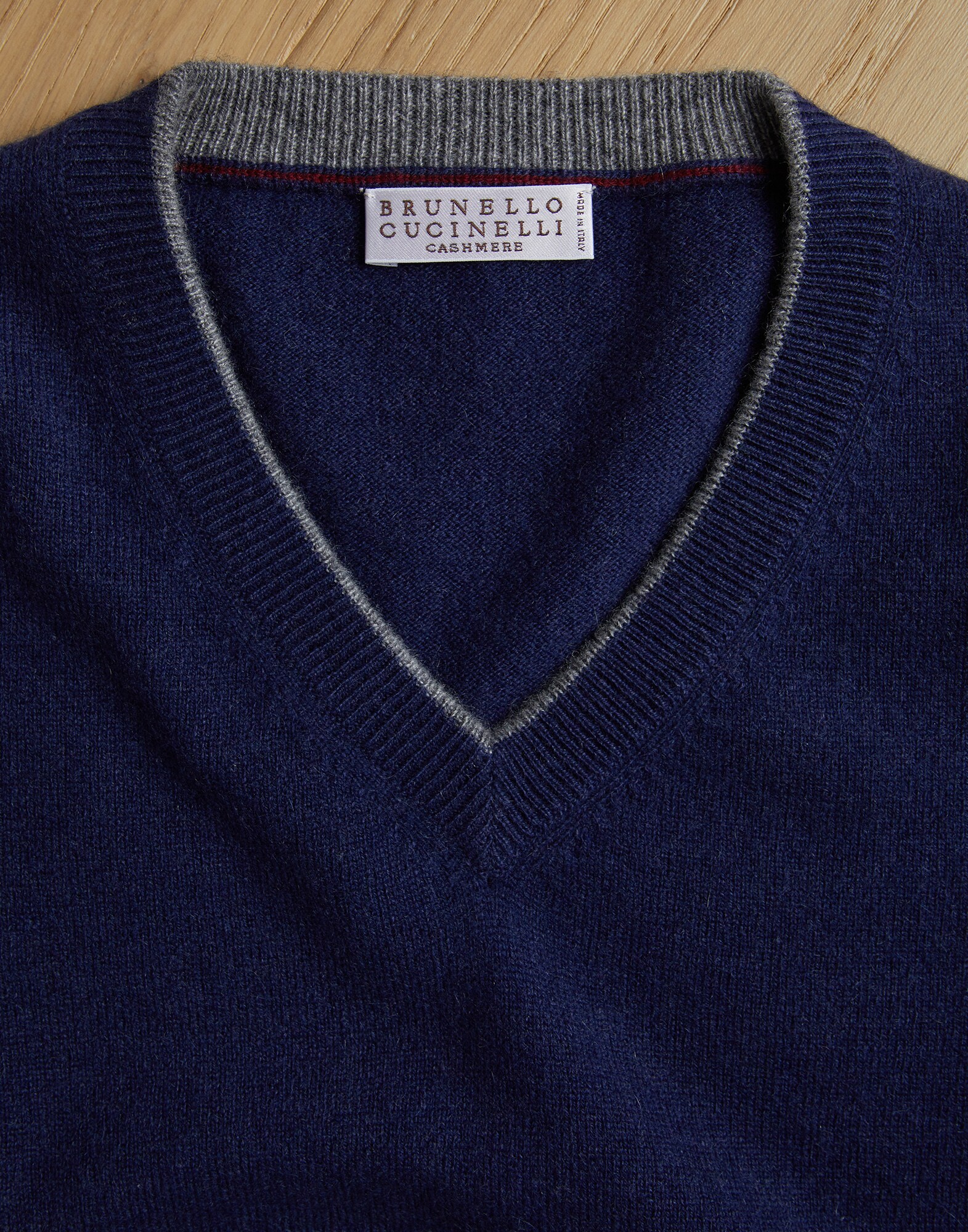 V-neck Sweater - Detail view