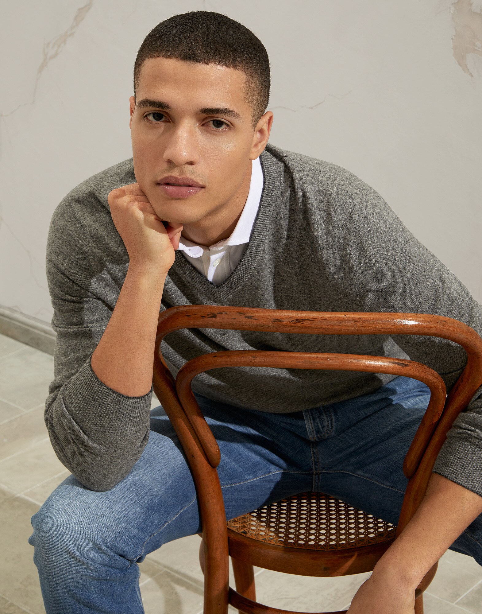 V-neck - Editorial view