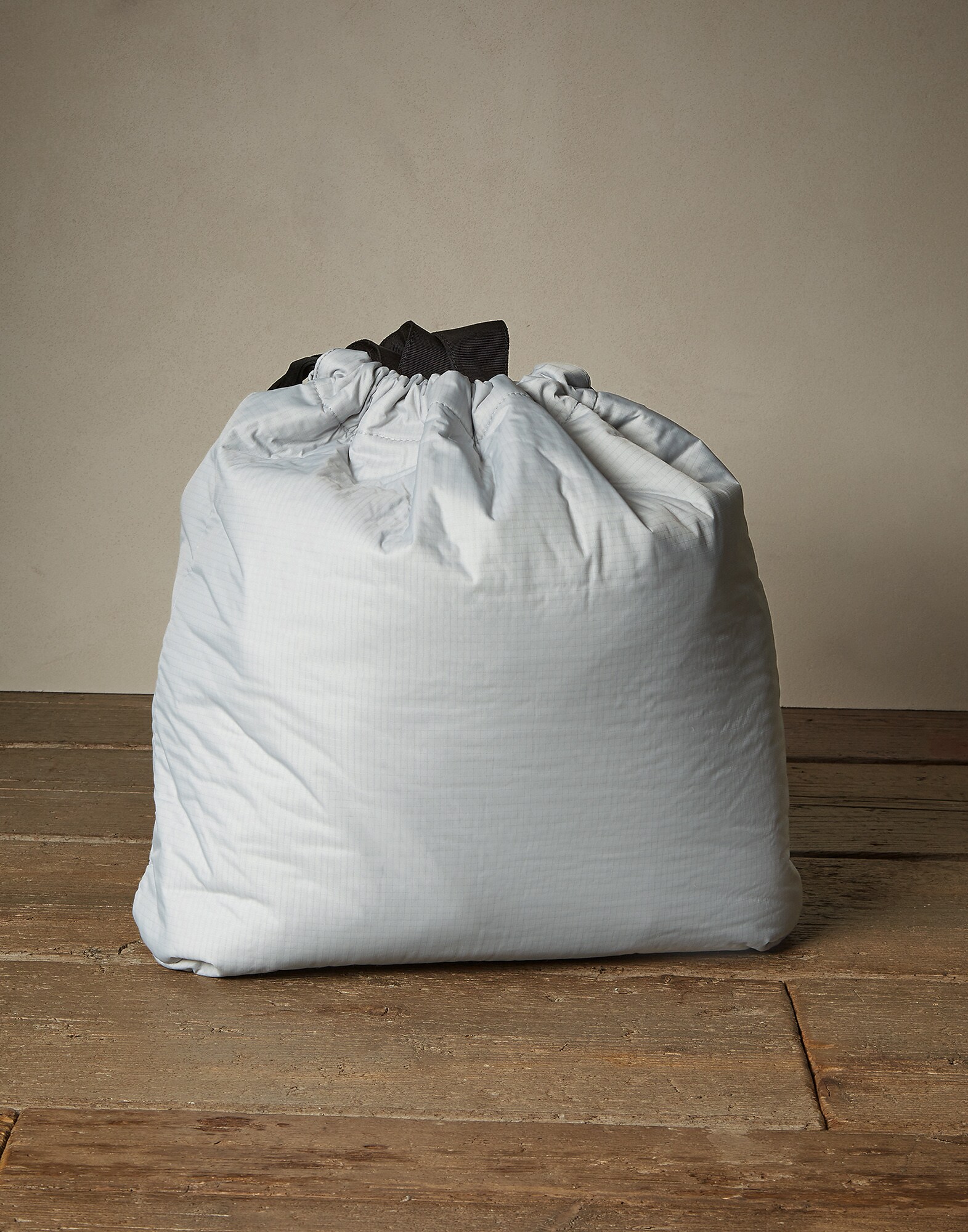 Bolsos Shopping Gris Lifestyle 1 - Brunello Cucinelli