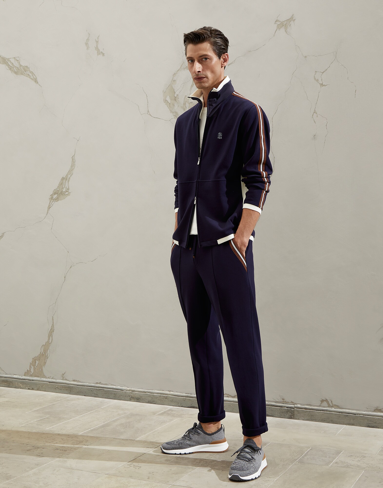 211MOUTFIT7 image number 0